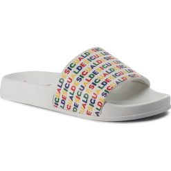 Klapki DESIGUAL - Shoes Slide Logomania 19SSHP10 1000 Biały Kolorowy. Białe klapki damskie Desigual, bez wzorów, ze skóry ekologicznej, bez obcasa. W wyprzedaży za 119,00 zł.