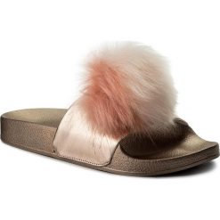 Klapki STEVE MADDEN - Spiral Slipper 91000874-07004-15002 Rose Gold. Różowe klapki damskie Steve Madden, z aplikacjami, ze skóry ekologicznej, bez obcasa. W wyprzedaży za 159,00 zł.