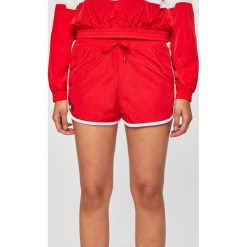 Tommy Jeans - Szorty x Coca-Cola. Czerwone szorty damskie Tommy Jeans, s, bez wzorów, z poliesteru, casualowe. Za 349,90 zł.