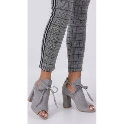 Szare botki wiosenne peep toe na słupku z ozdobnym wiązaniem casu 270. Szare botki damskie Casu, na wiosnę, z otwartym noskiem, bez obcasa, na słupku, bez zapięcia. Za 139,99 zł.