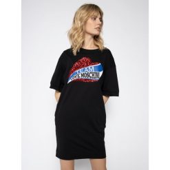 Sukienka codzienna LOVE MOSCHINO W5B4002M 3876. Czarne sukienki damskie Love Moschino, na co dzień, m, bez wzorów, z bawełny, bez kołnierzyka, bez rękawów, proste. W wyprzedaży za 519,00 zł.