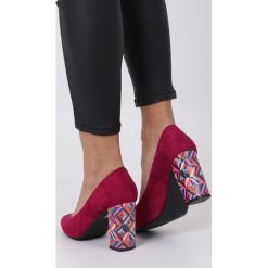 Fuksjowe czółenka peep toe na szerokim ozdobnym słupku Sergio Leone PB133. Czarne czółenka damskie Sergio Leone, bez wzorów, z otwartym noskiem, bez obcasa, na słupku. Za 109,99 zł.