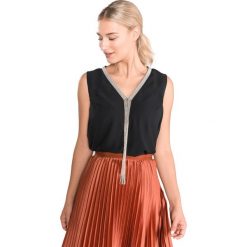 Guess Top Czarny. Czarne bluzki damskie Guess, xs, z aplikacjami, z poliesteru, bez kołnierzyka. Za 368,95 zł.