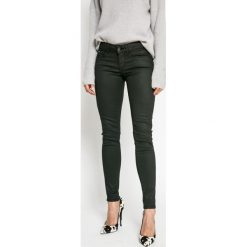 Pepe Jeans - Jeansy Pixie Coated. Czarne jeansy damskie marki Pepe Jeans, z obniżonym stanem. W wyprzedaży za 359,90 zł.