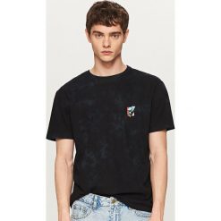 T-shirty męskie: T-shirt z haftowaną czaszką – Czarny