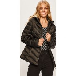 EA7 Emporio Armani - Kurtka puchowa. Czarne kurtki damskie EA7 Emporio Armani, s, bez wzorów, z poliesteru, krótkie. W wyprzedaży za 939,90 zł.