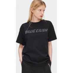 Koszulka Billie Eilish - Czarny. Czarne koszulki damskie Cropp, s, bez wzorów, bez kołnierzyka, bez rękawów. W wyprzedaży za 41,99 zł.