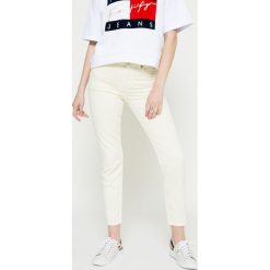 Hilfiger Denim - Jeansy Tommy Jeans 90s. Żółte jeansy damskie marki Hilfiger Denim, s, z podwyższonym stanem. W wyprzedaży za 269,90 zł.