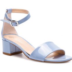 Sandały SOLO FEMME - 73405-01-I64/000-07-00 Błękitny. Niebieskie klapki damskie Solo Femme, bez wzorów, ze skóry, bez obcasa, na obcasie. W wyprzedaży za 229,00 zł.