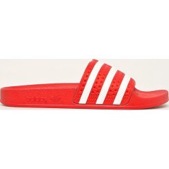 Adidas Originals - Klapki. Czerwone klapki damskie adidas Originals, bez wzorów, z materiału, bez obcasa, na obcasie. Za 149,90 zł.
