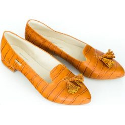 Baleriny w szpic z tłoczeniem - skóra naturalna - model 045 - kolor brązowy przypalany. Pomarańczowe baleriny damskie Zapato, bez wzorów, z jeansu, klasyczne, bez obcasa, na obcasie. W wyprzedaży za 179,40 zł.