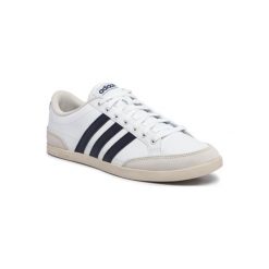 ADIDAS CAFLAIRE EE7599. Białe buty sportowe męskie Adidas, ze skóry ekologicznej, bez zapięcia. Za 269,99 zł.