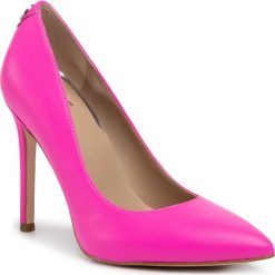 Szpilki GUESS - Crew5 FL6CR5 LEA08 FUXIA. Różowe półbuty damskie Guess, z aplikacjami, ze skóry ekologicznej, eleganckie, bez obcasa, na obcasie, bez zapięcia. Za 639,00 zł.