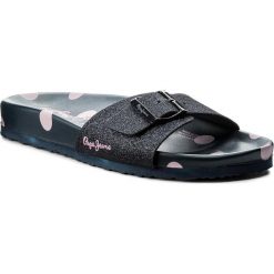 Klapki PEPE JEANS - Oban Dot PLS90329 Dk Blue 581. Niebieskie klapki damskie Pepe Jeans, z aplikacjami, z jeansu, bez obcasa. W wyprzedaży za 149,00 zł.