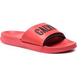Klapki CALVIN KLEIN - Slide KW0KW00779 655. Czerwone klapki damskie Calvin Klein, bez wzorów, z tworzywa sztucznego, bez obcasa. Za 129,00 zł.
