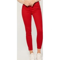 Spodnie skinny z zamkami - Czerwony. Czerwone spodnie damskie Mohito. Za 79,99 zł.