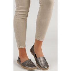 ESPADRYLE W CĘTKI. Szare baleriny damskie marki KYLIE, bez wzorów, bez obcasa. Za 89,90 zł.