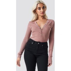 NA-KD Press Button Rib Top - Pink. Różowe topy damskie NA-KD, bez wzorów, z materiału, bez kołnierzyka. Za 100,95 zł.