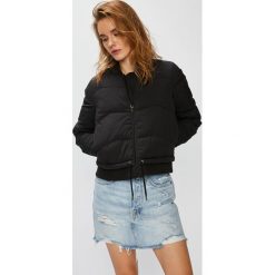 Only - Kurtka bomber Aida. Czerwone bomberki damskie ONLY, s, bez wzorów, z poliesteru, krótkie, bez kaptura. W wyprzedaży za 119,90 zł.
