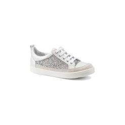 Buty Dziecko GBB ISIDORA. Białe trampki dziewczęce GBB, bez wzorów, bez zapięcia. Za 184,50 zł.