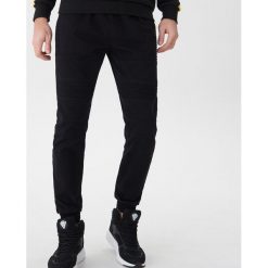 Spodnie jogger slim - Czarny. Czarne spodnie męskie marki House, s, bez wzorów. Za 119,99 zł.