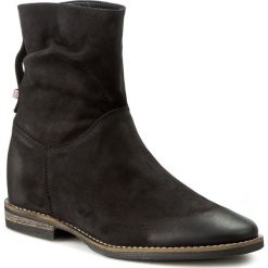 Botki CARINII - B3694 360-000-PSK-B89. Czarne buty zimowe damskie Carinii, z nubiku, na obcasie. W wyprzedaży za 279,00 zł.