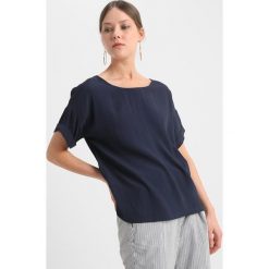 Bluzki asymetryczne: Modström FLEUR Bluzka navy sky