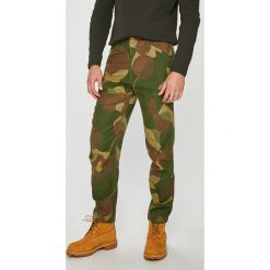 G-Star Raw - Spodnie. Spodnie męskie G-Star RAW, na co dzień, bez wzorów, z bawełny, retro. W wyprzedaży za 199,90 zł.