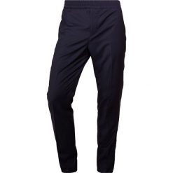 J.LINDEBERG SASHA COMFORT Spodnie materiałowe navy. Niebieskie spodnie męskie marki J.LINDEBERG, m, bez wzorów, z wełny. W wyprzedaży za 439,20 zł.