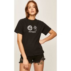 Answear - T-shirt. Czarne bluzki damskie ANSWEAR, s, z nadrukiem, z bawełny, z okrągłym kołnierzem. W wyprzedaży za 49,90 zł.
