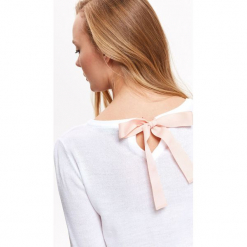 Dopasowany sweter z wiązaniem. Białe swetry dziewczęce na zimę, z dzianiny, eleganckie, z okrągłym kołnierzem. W wyprzedaży za 39,99 zł.