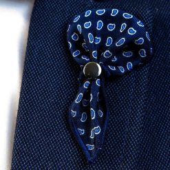 Granatowa wpinka do butonierki w łezki W57. Marynarki męskie Modini Moda Męska, m, bez wzorów, casualowe. Za 26,10 zł.
