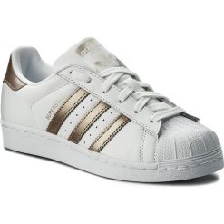 Buty adidas - Superstar W CG5463 Ftwwht/Cybemt/Ftwwht. Białe półbuty damskie Adidas, bez wzorów, ze skóry ekologicznej, bez obcasa, bez zapięcia. W wyprzedaży za 259,00 zł.