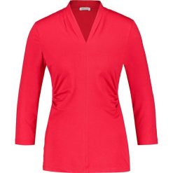 Koszulka w kolorze czerwonym. Czerwone koszulki damskie Gerry Weber, bez wzorów, bez kołnierzyka, bez rękawów. W wyprzedaży za 69,95 zł.