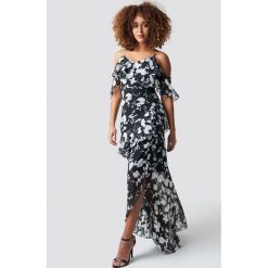 Trendyol Sukienka maxi Abi - Black. Czarne sukienki damskie Trendyol, bez wzorów, z falbankami, bez rękawów, maxi, z odkrytymi ramionami. W wyprzedaży za 141,97 zł.