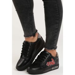 Czarne Buty Sportowe In Love. Czarne buty sportowe damskie Born2be, z napisami, sportowe. Za 49,99 zł.