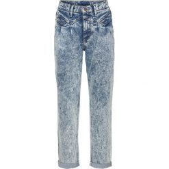 Dżinsy Mom bonprix niebieski "moonwash". Niebieskie jeansy mom damskie marki bonprix. Za 49,99 zł.