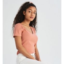 Prążkowany t-shirt z dekoltem w szpic - Różowy. Różowe t-shirty damskie marki Sinsay, s, bez wzorów, prążkowane, bez kołnierzyka. Za 29,99 zł.