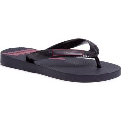 Japonki EMPORIO ARMANI - XYQS01 XOZ10 M651 Navy/Red. Niebieskie sandały dziewczęce Emporio Armani, z tworzywa sztucznego, bez zapięcia. W wyprzedaży za 219,00 zł.