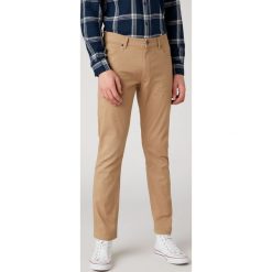 Wrangler Larston Spodnie Brązowy Beżowy. Pomarańczowe spodnie męskie Wrangler, bez wzorów, z elastanu. Za 343,95 zł.