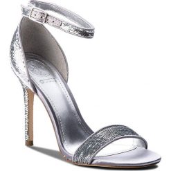 Sandały GUESS - Karlily2 FLKY21 SAT03 SILVE. Szare klapki damskie marki Guess, z aplikacjami, ze skóry ekologicznej, bez obcasa, na obcasie. W wyprzedaży za 299,00 zł.