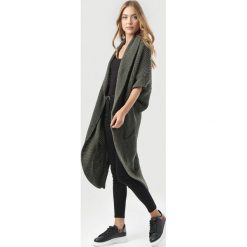Khaki Kardigan Coraeva. Brązowe swetry damskie Born2be, uniwersalny, bez wzorów. Za 139,99 zł.