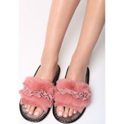 Różowe Klapki Keep Me. Czerwone crocsy damskie marki Born2be, z materiału, na płaskiej podeszwie. Za 49,99 zł.