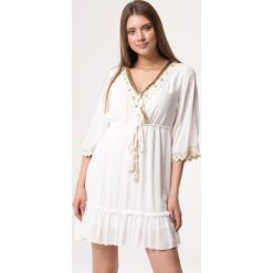 Biała Sukienka Alloy. Białe sukienki damskie Born2be, m, bez wzorów, boho, bez kołnierzyka, bez rękawów, mini, rozkloszowane. Za 169,99 zł.