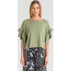 Oliwkowa bluzka oversize Patrizia Pepe z ozdobnymi rękawami. Zielone bluzki damskie Patrizia Pepe, s, z aplikacjami, bez kołnierzyka, z krótkim rękawem. Za 389,50 zł.