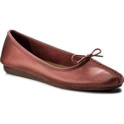 Baleriny CLARKS - Freckle Ice 261321174 Brick. Czerwone klasyczne baleriny damskie Clarks, bez wzorów, ze skóry, bez obcasa, bez zapięcia. W wyprzedaży za 199,00 zł.