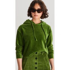 Welurowa bluza z kapturem - Zielony. Zielone bluzy damskie Cropp, s, bez wzorów, z weluru, bez rękawów, z kapturem. Za 79,99 zł.