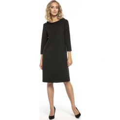 Trapezowa Czarna Sukienka z Kołnierzykiem JACKIE KENNEDY. Czarne sukienki balowe marki Molly.pl, do pracy, l, oversize. Za 139,90 zł.