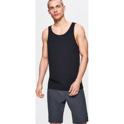 Szorty - Czarny. Czarne spodenki i szorty męskie Cropp, m, bez wzorów. Za 79,99 zł.