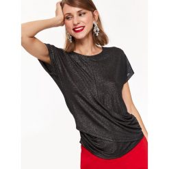 Błyszcząca bluzka z zakładką. Czarne bluzki damskie Top Secret, bez wzorów, z dzianiny, eleganckie, bez kołnierzyka, z krótkim rękawem. Za 59,99 zł.